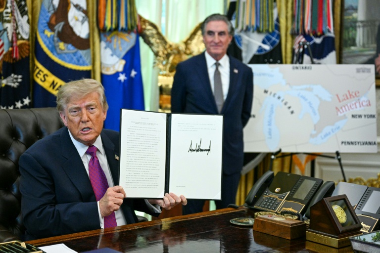 Nouvel affront: Trump signe un décret changeant le nom du "lac Ontario" en "lac d'Amérique"