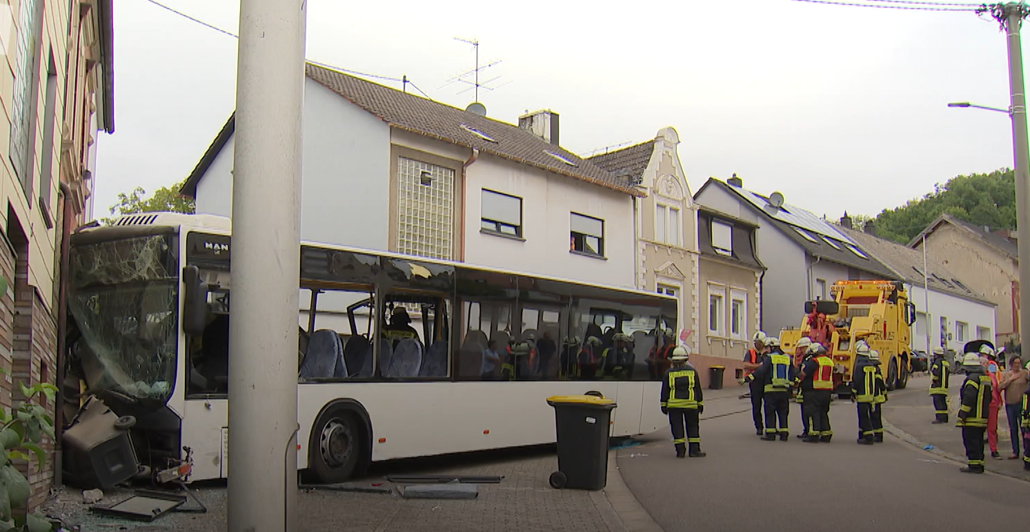 Près de la Moselle: Un bus scolaire percute une façade en Allemagne, 14 blessés
