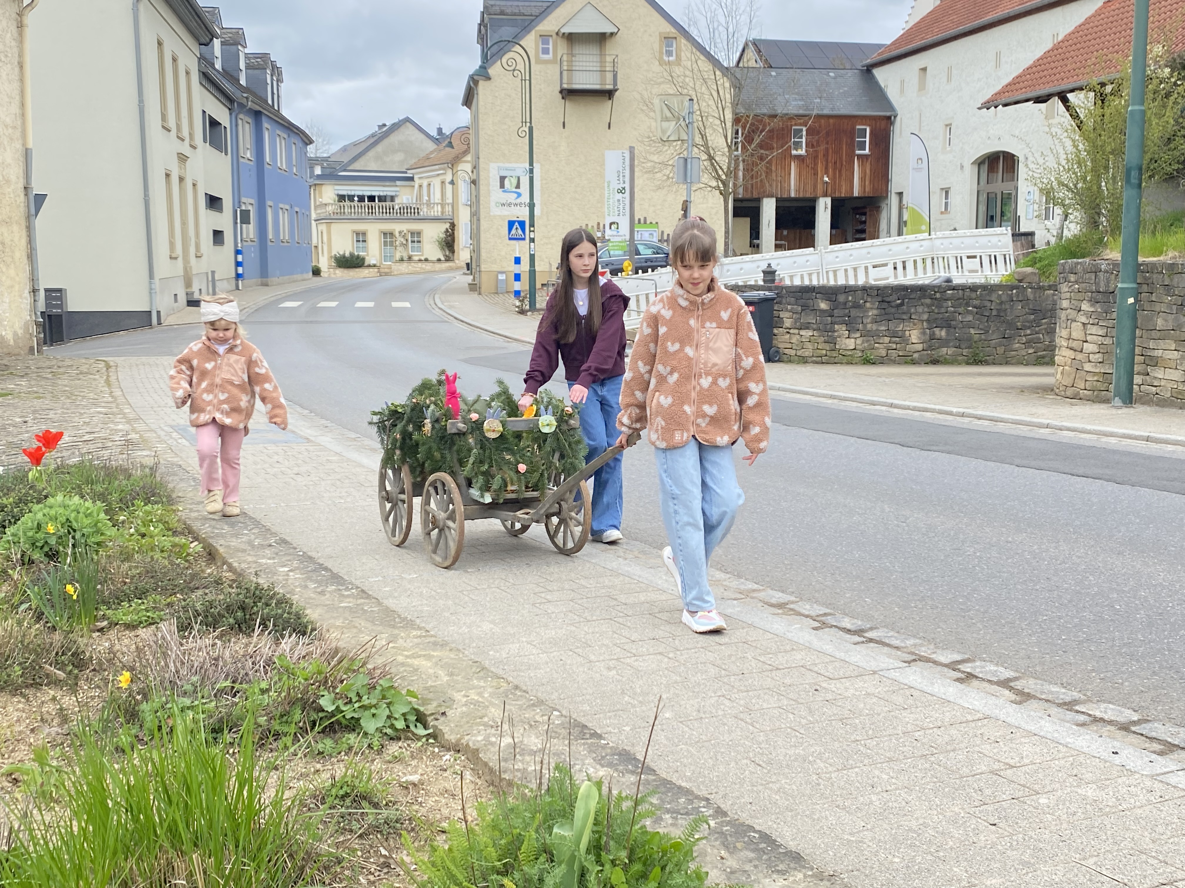 Klibberen zu Manternach: All Joers fir Ouschtere geet d'Charline Duhr duerch d'Duerf klibberen