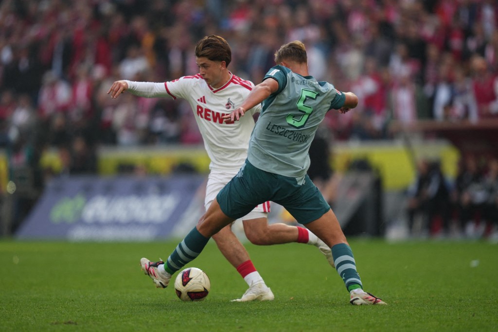 Den Iwwerbléck vum internationale Futtball: Köln wënnt Rheinderby géint Gladbach, Liverpool ass ManCity ënnerleeën