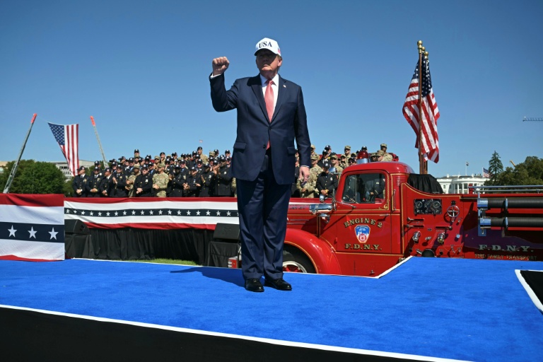 Élections de mi-mandat: En difficulté, Trump promet un "cadeau" de 5.000 dollars en cas de victoire de son parti