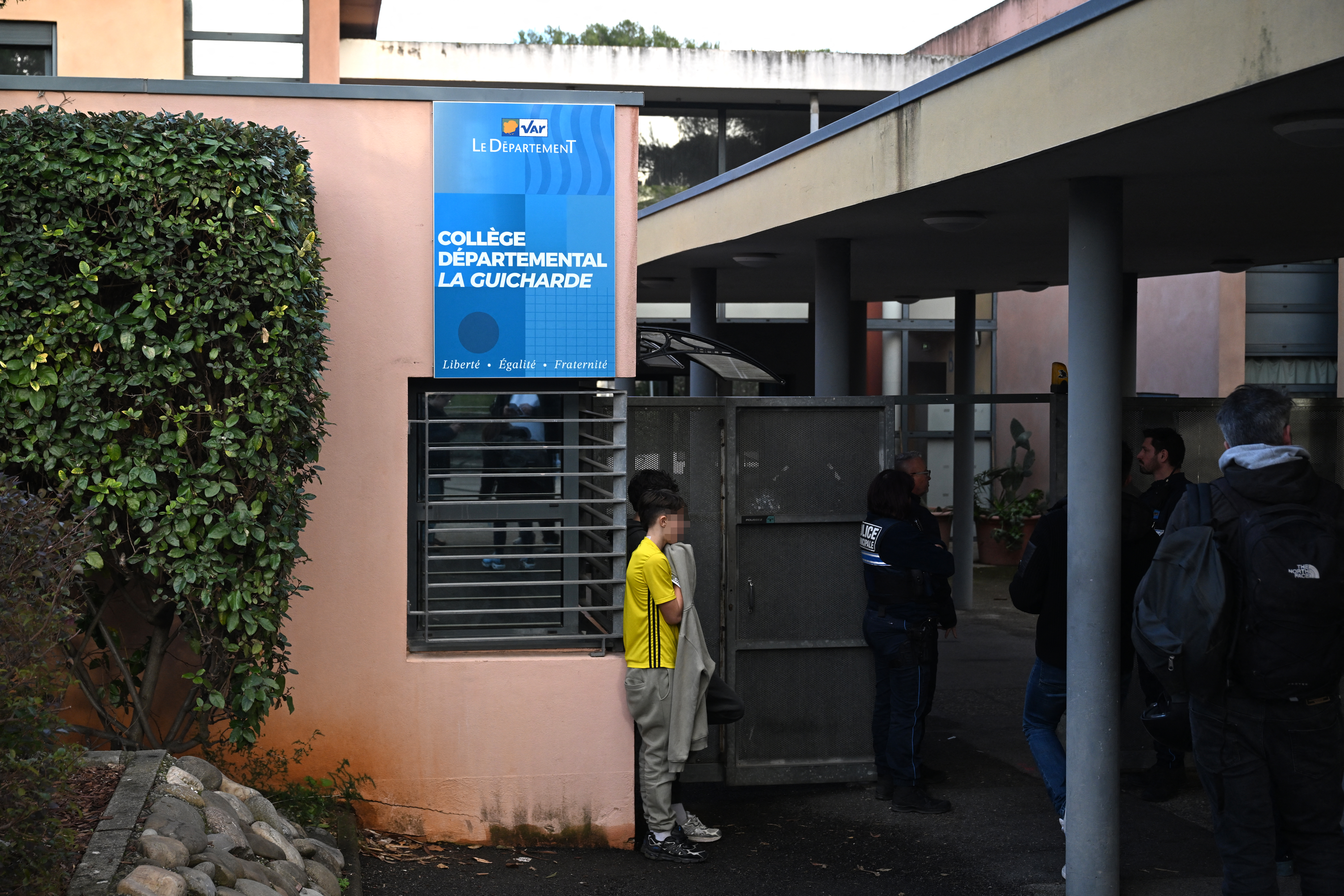 Sanary-sur-Mer (F): Professesch liewensgeféierlech verwonnt duerch Messerattack vu 14 Joer alem Schüler