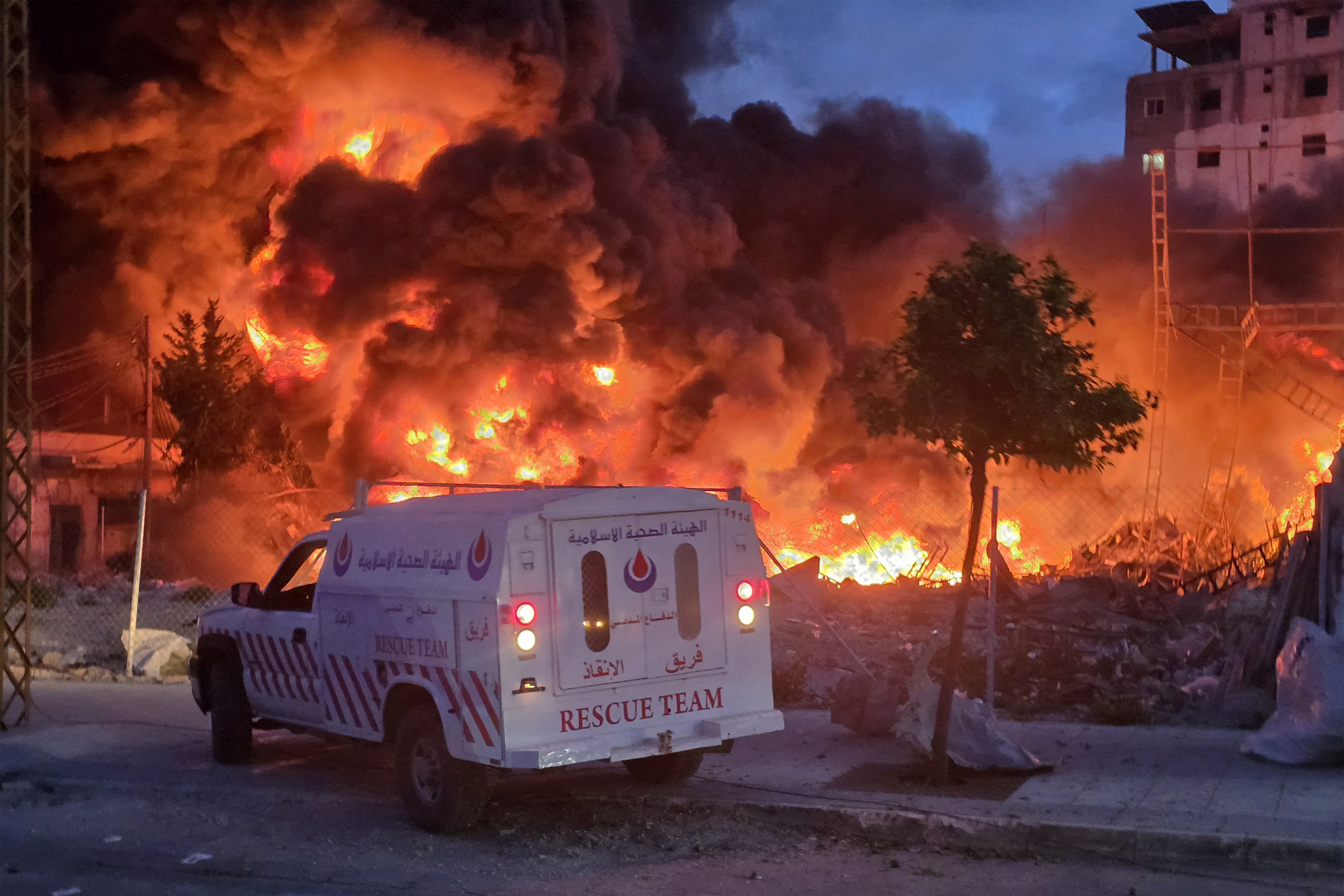 7e nuit d'affilée: À nouveau bombardé, l'Iran menace de déclencher une "offensive totale"