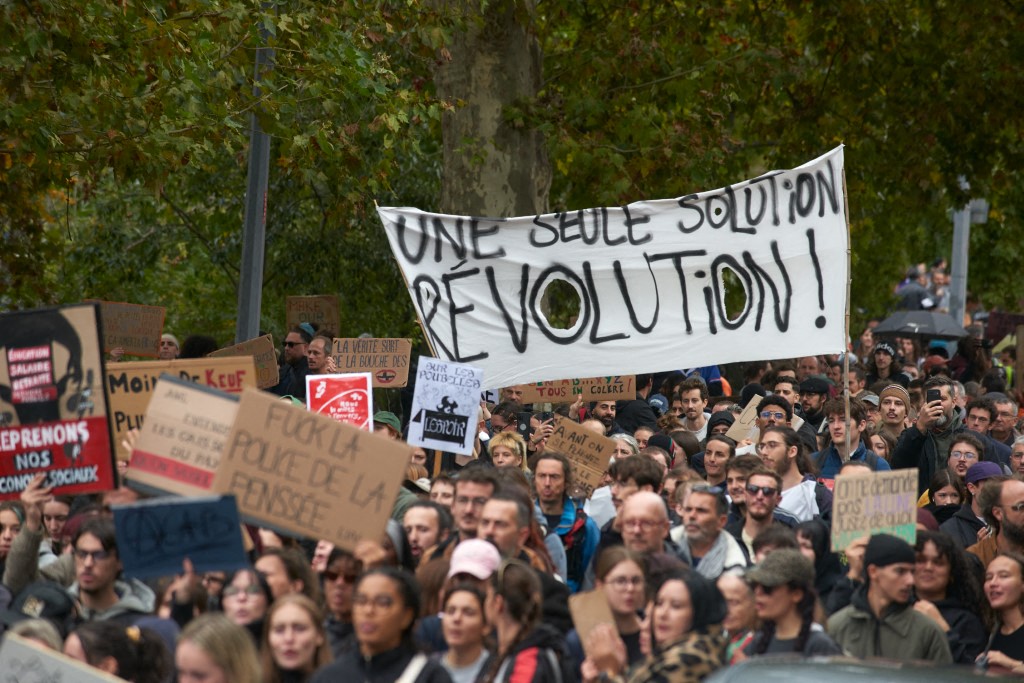 70.000 Polizisten mobiliséiert: Weider Protestaktiounen a Frankräich ëm Halloween geplangt