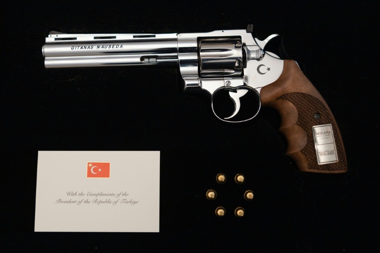 Un revolver, six balles: L'étrange cadeau du président turc aux dirigeants de l'Otan
