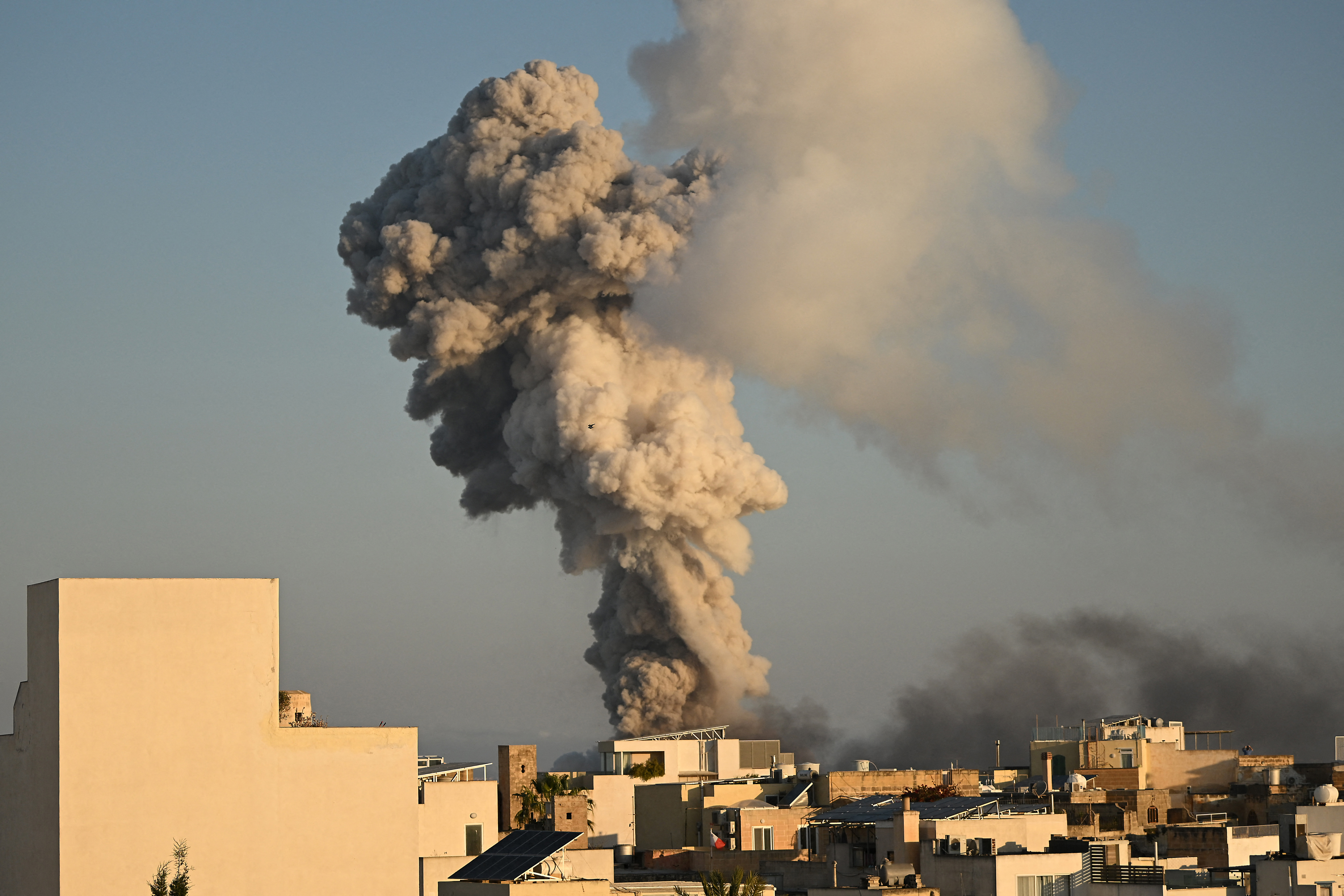 2 Leit liicht blesséiert: Explosioun an enger Freedefeier-Fabréck am Norde vu Malta