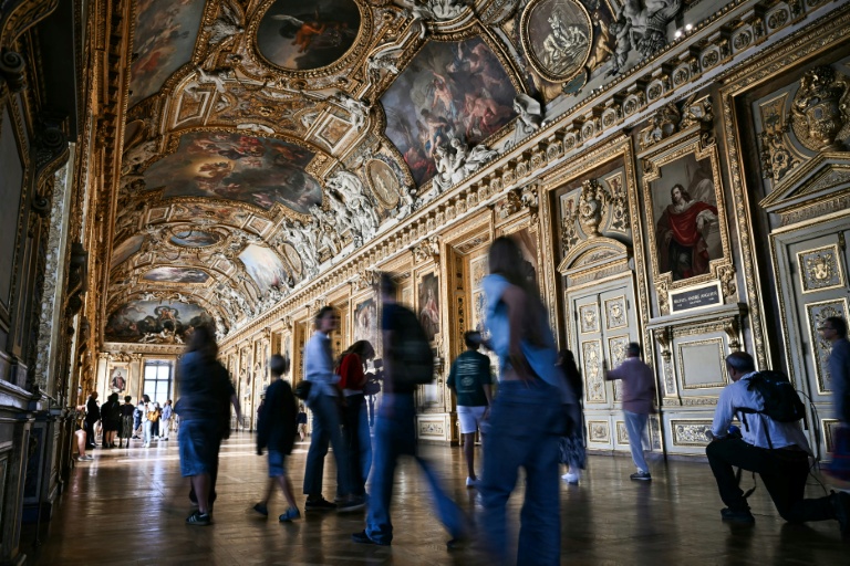 Neuf mois après le cambriolage: Au Louvre, la galerie d'Apollon rouvre sans ses joyaux