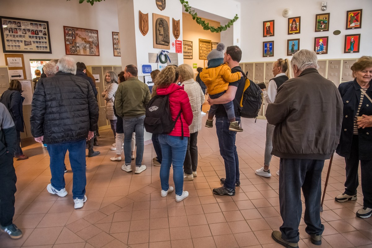Waardeschlaange virun de Walbüroen: Rekord-Bedeelegung bei de Parlamentswalen an Ungarn