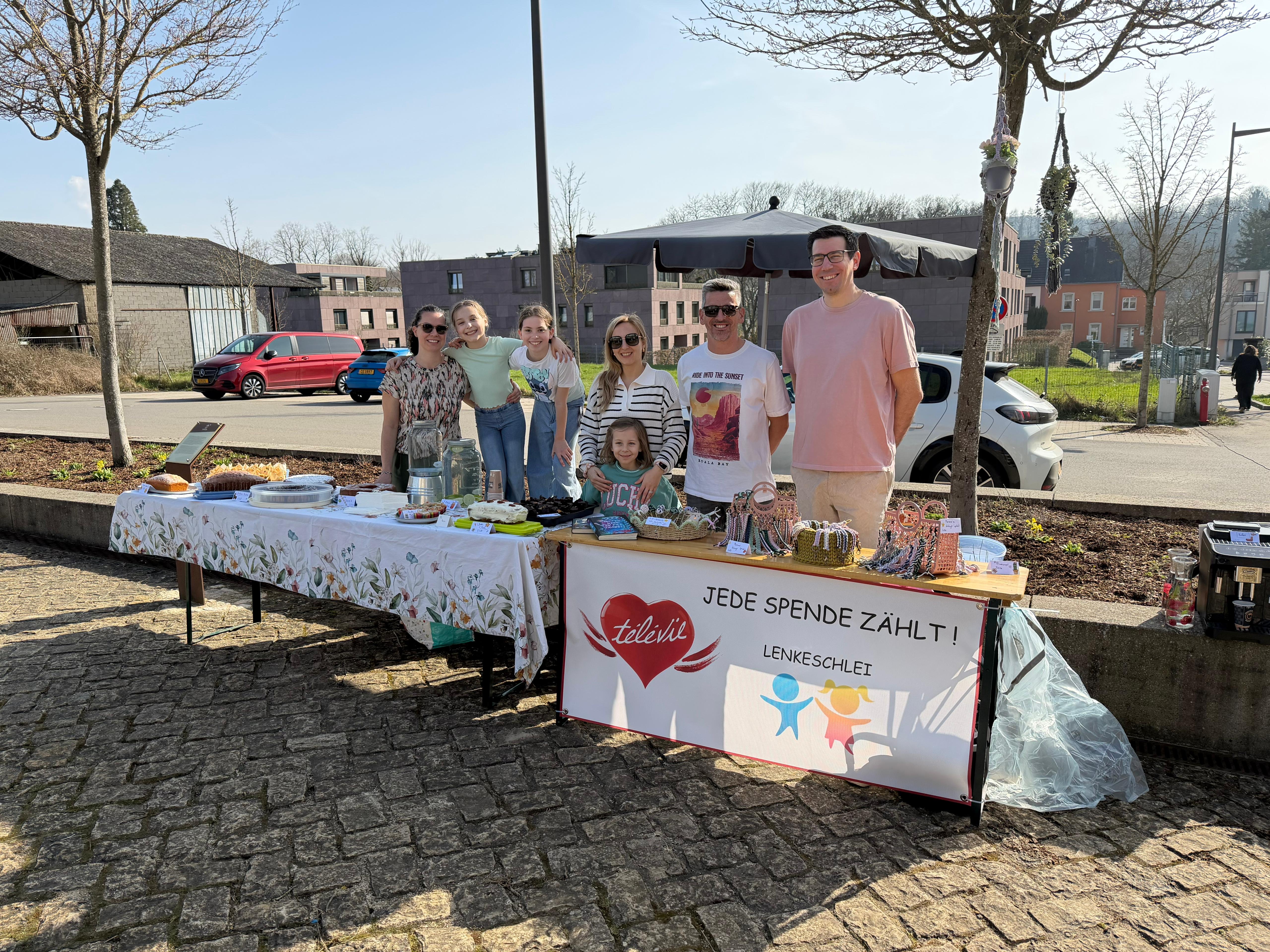 Zwou Schoulfrëndinne sammele Sue fir den Télévie: 