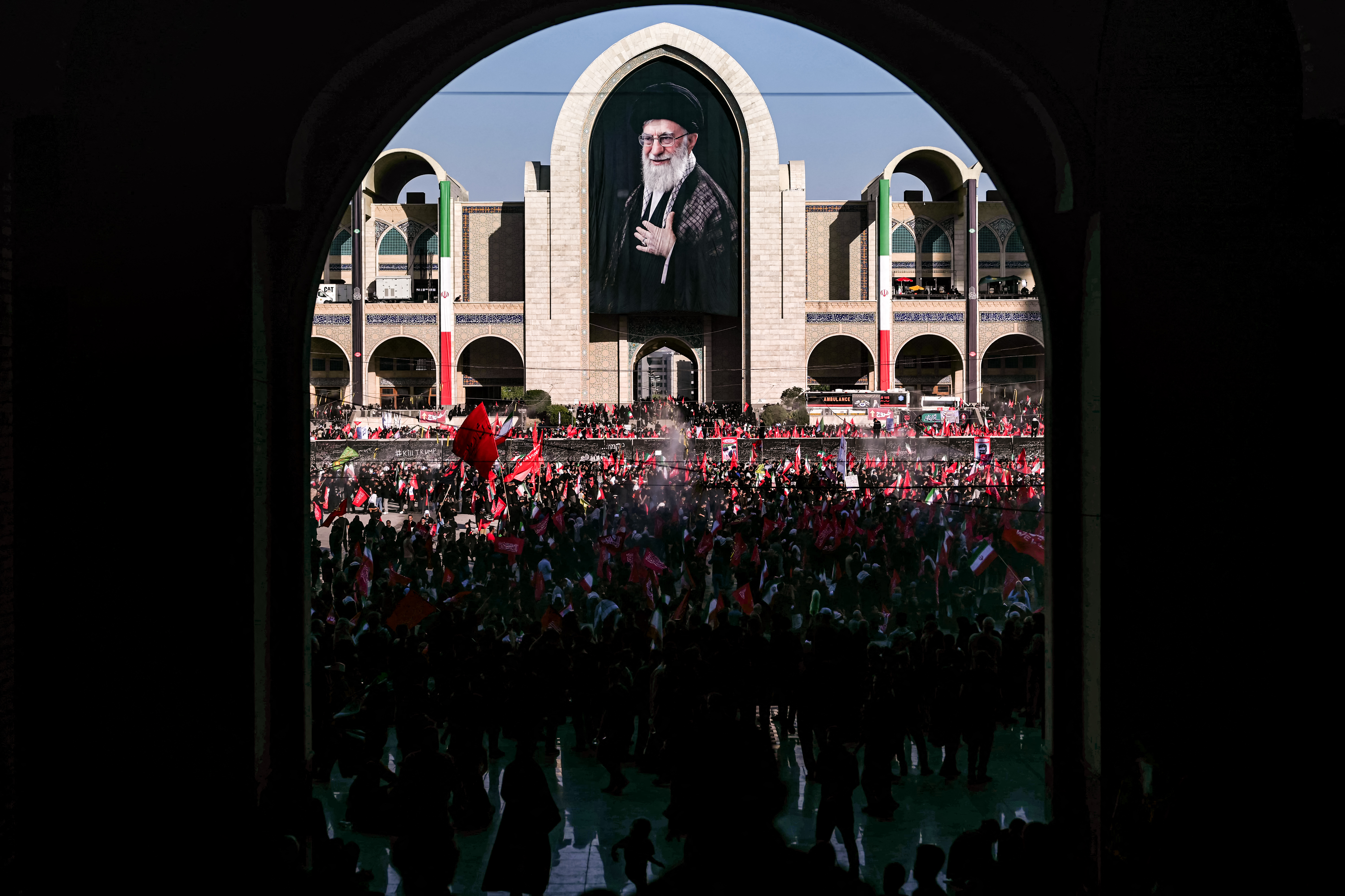 Iran: Zéngdausenden erweisen Ajatollah Chamenei lescht Éier