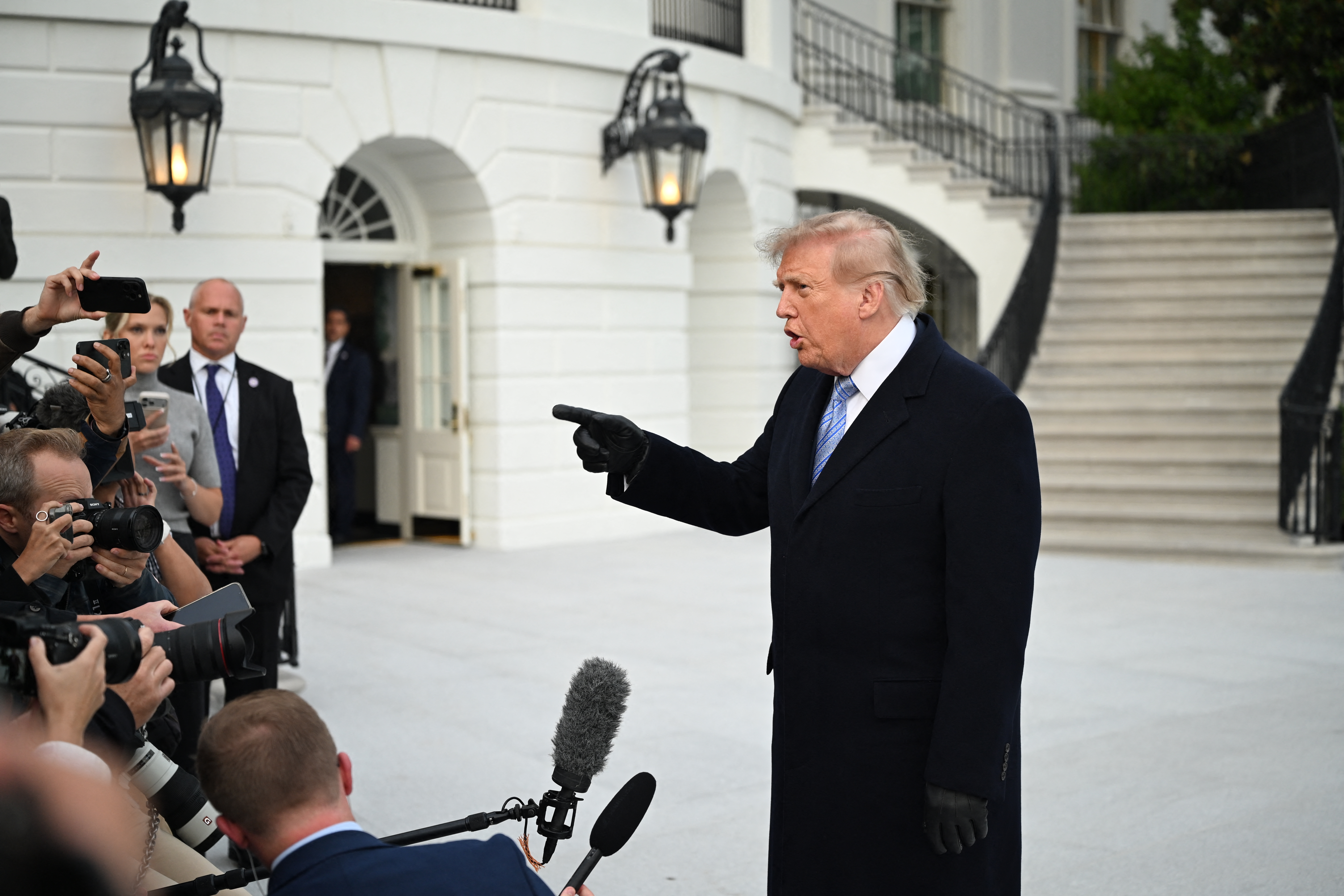Liberté de la presse aux États-Unis: Un juge ordonne à la Maison Blanche de rouvrir l'accès à 3 médias