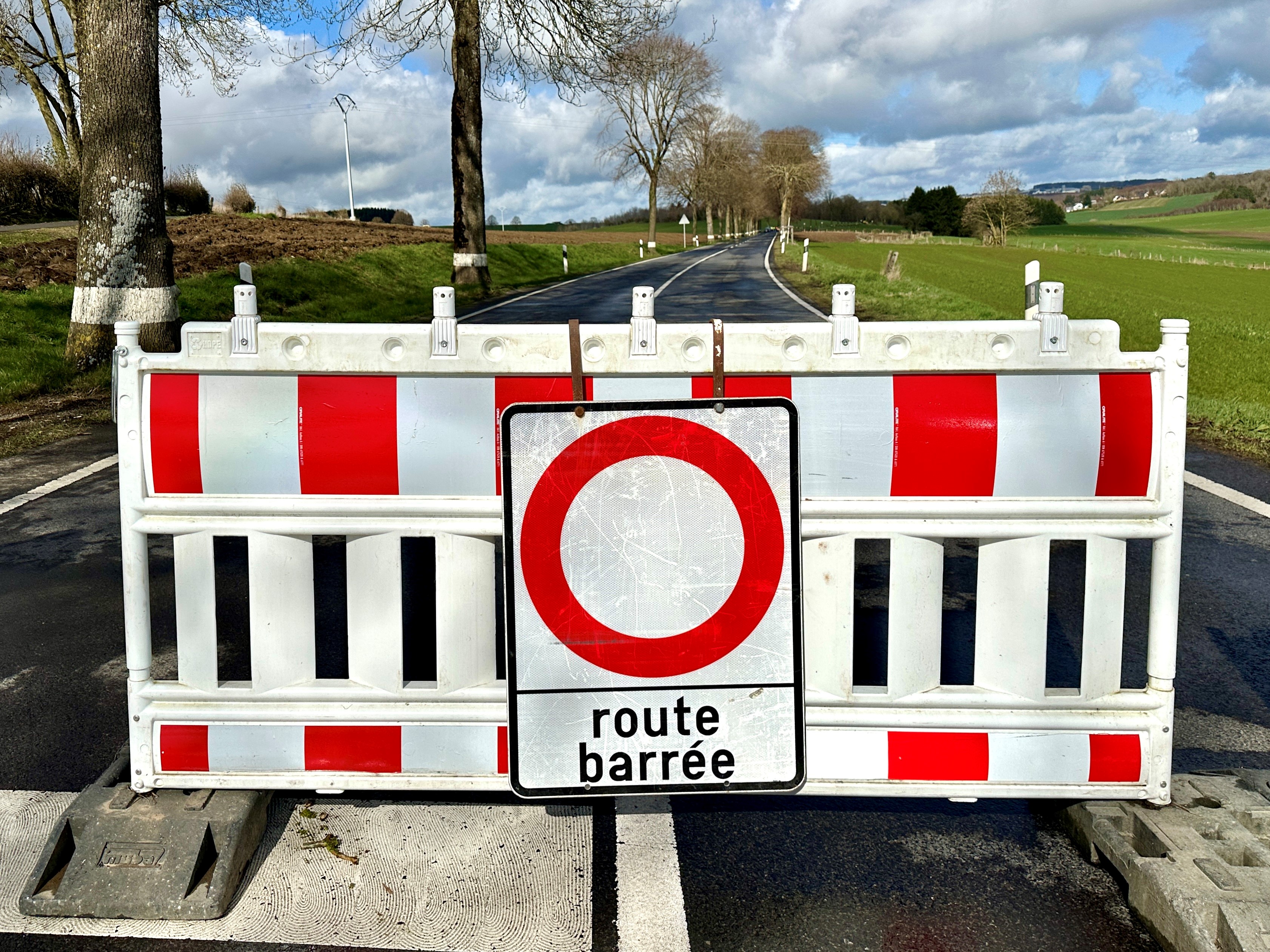 Tëscht Aasselbuer an Ëlwen: Zwou Persoune schwéier blesséiert no Accident kuerz virun 13 Auer