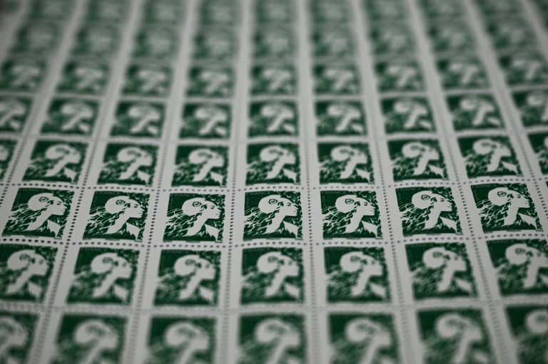 France: La Poste annonce une hausse importante du prix des timbres et des colis