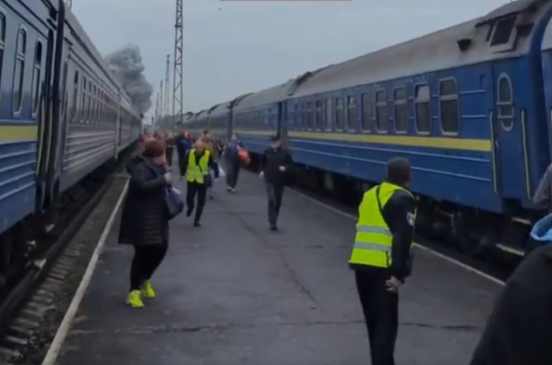 Tout près de la frontière polonaise: Un train pour Varsovie frappé par un drone russe en Ukraine