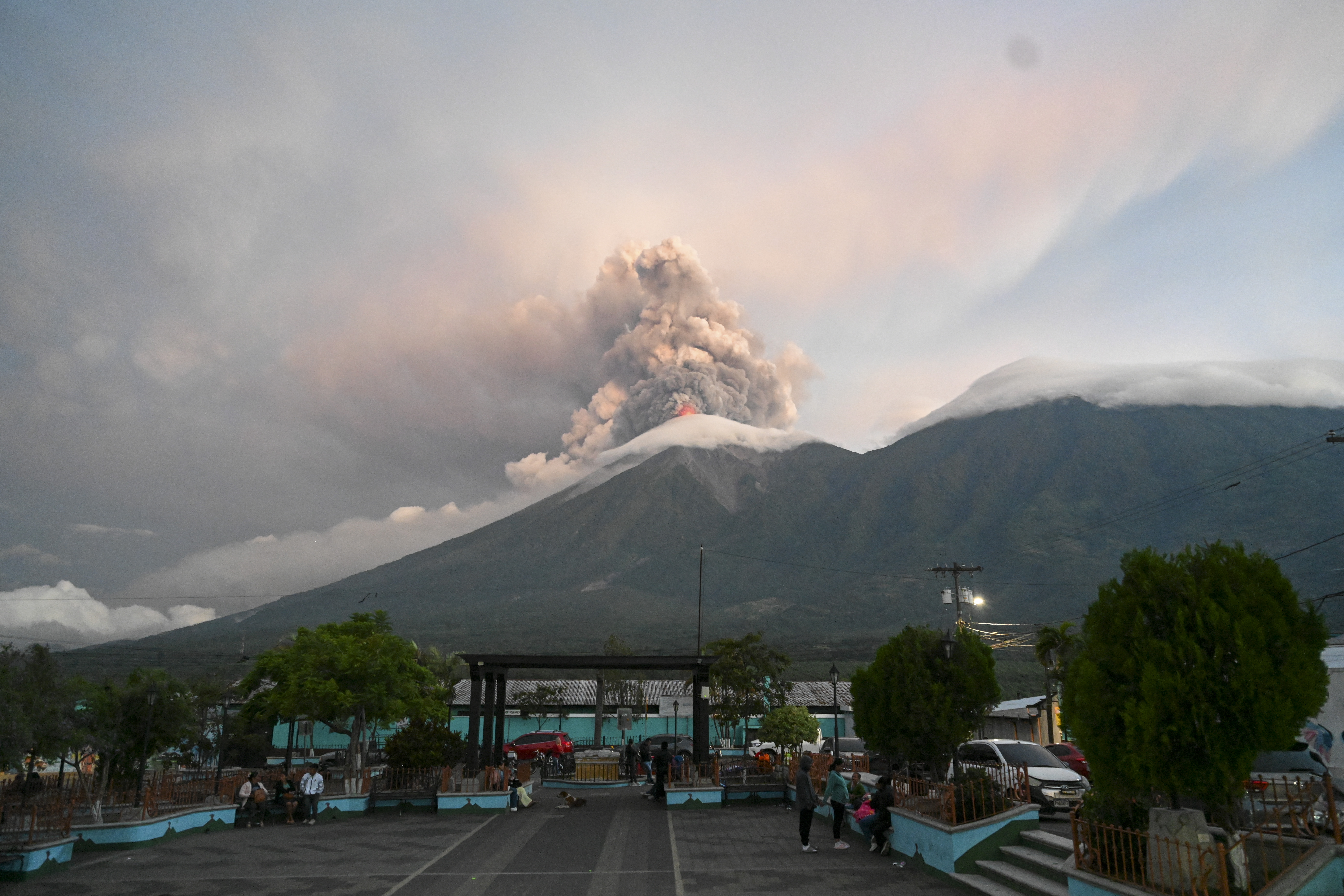 Guatemala: Honnerte Leit no Ausbroch vum Vulkan "Fuego" evakuéiert