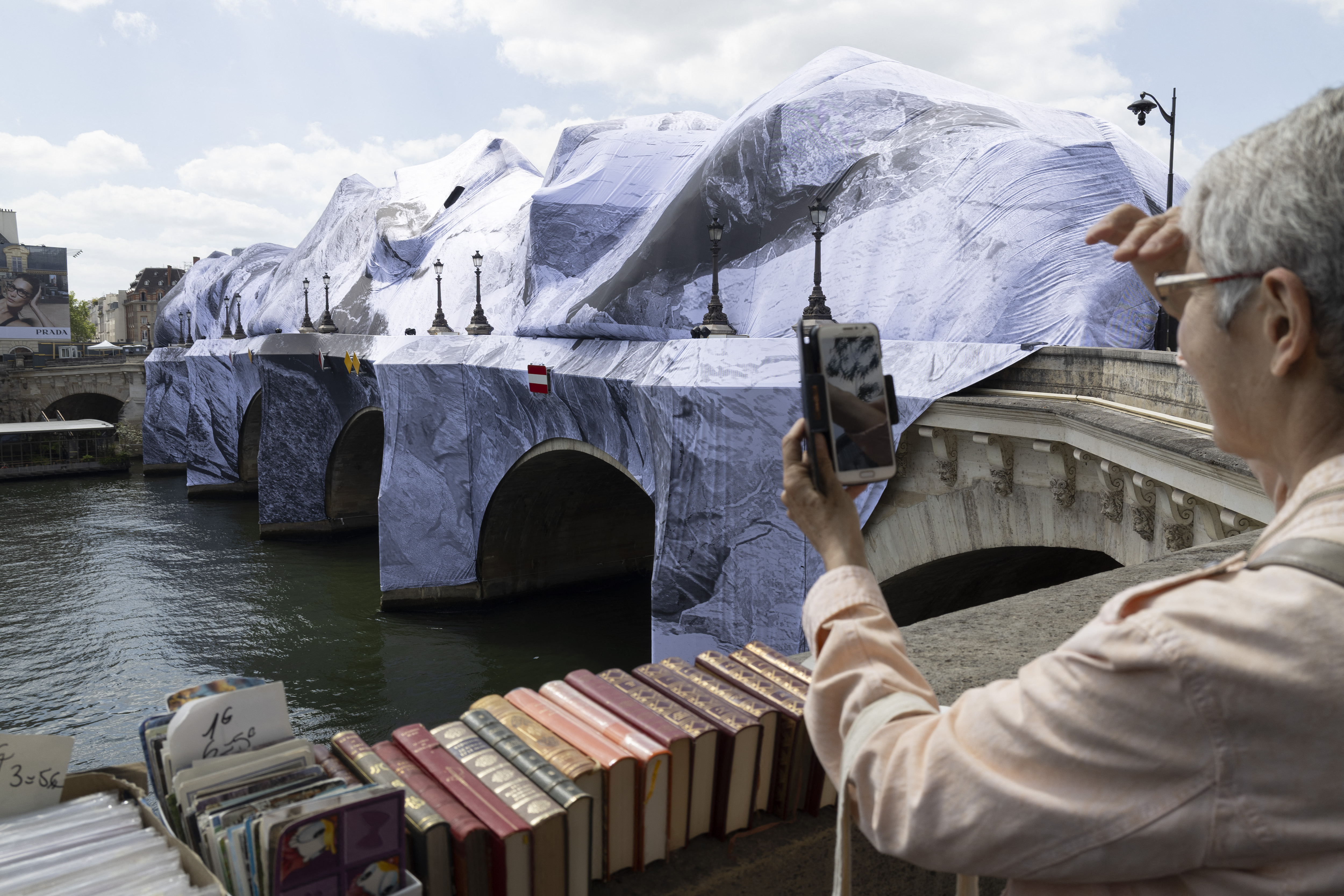 Pont Neuf zu Paräis: Kënschtler JR installéiert monumentaalt an temporäert Konschtwierk