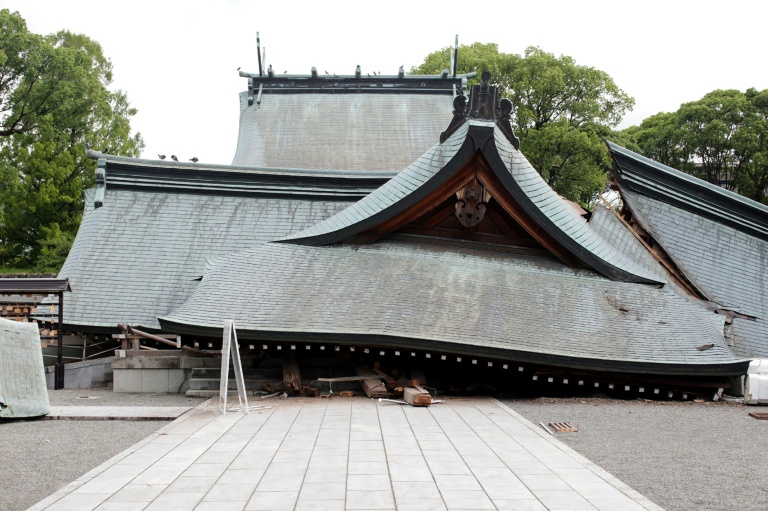 Séisme au Japon: 13 morts, des personnes toujours piégées dans un centre commercial effondré