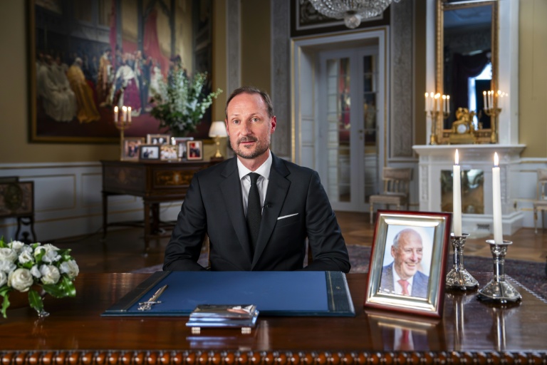 Norwegen: Neie Kinnek Haakon VIII. éiert verstuerwene Papp an éischter Ried
