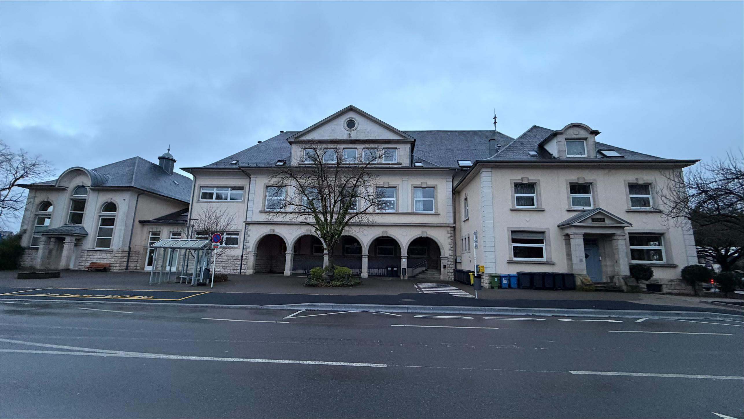 Schüler mussen op de Site Scheierhaff: Grondschoul Bieles-Post wéinst Asbest zou