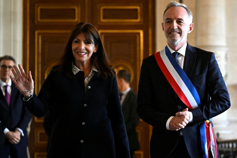 Nofollger vum Anne Hidalgo: Sozialist Emmanuel Grégoire zum neie Paräisser Buergermeeschter gewielt