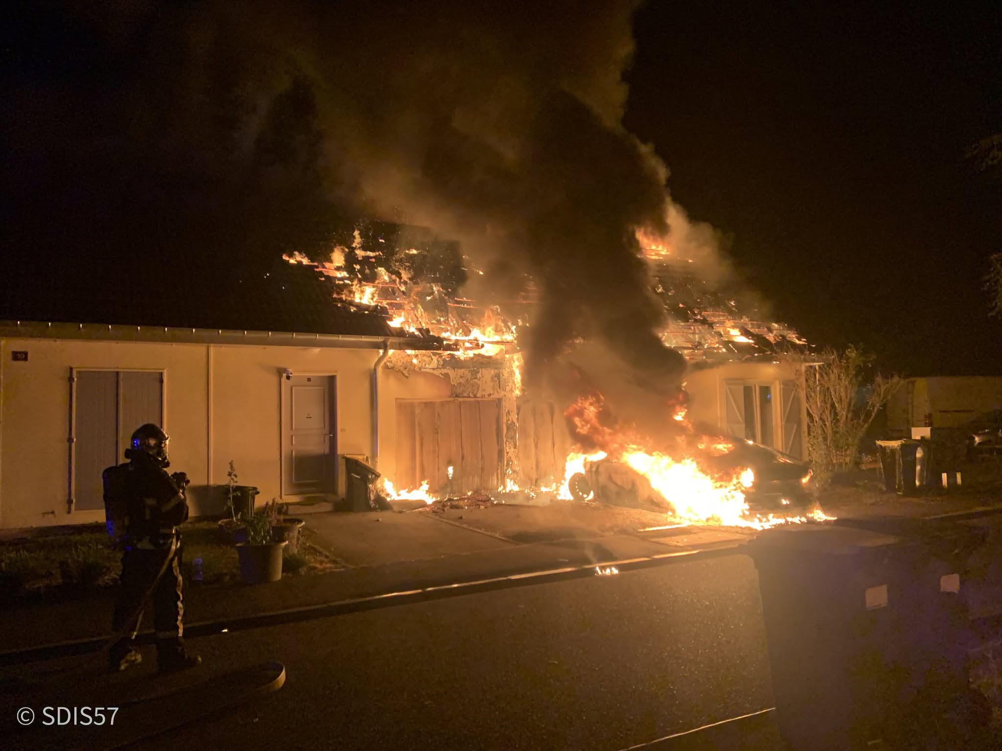 Près de Metz: Une voiture prend feu, l'incendie s'étend aux habitations