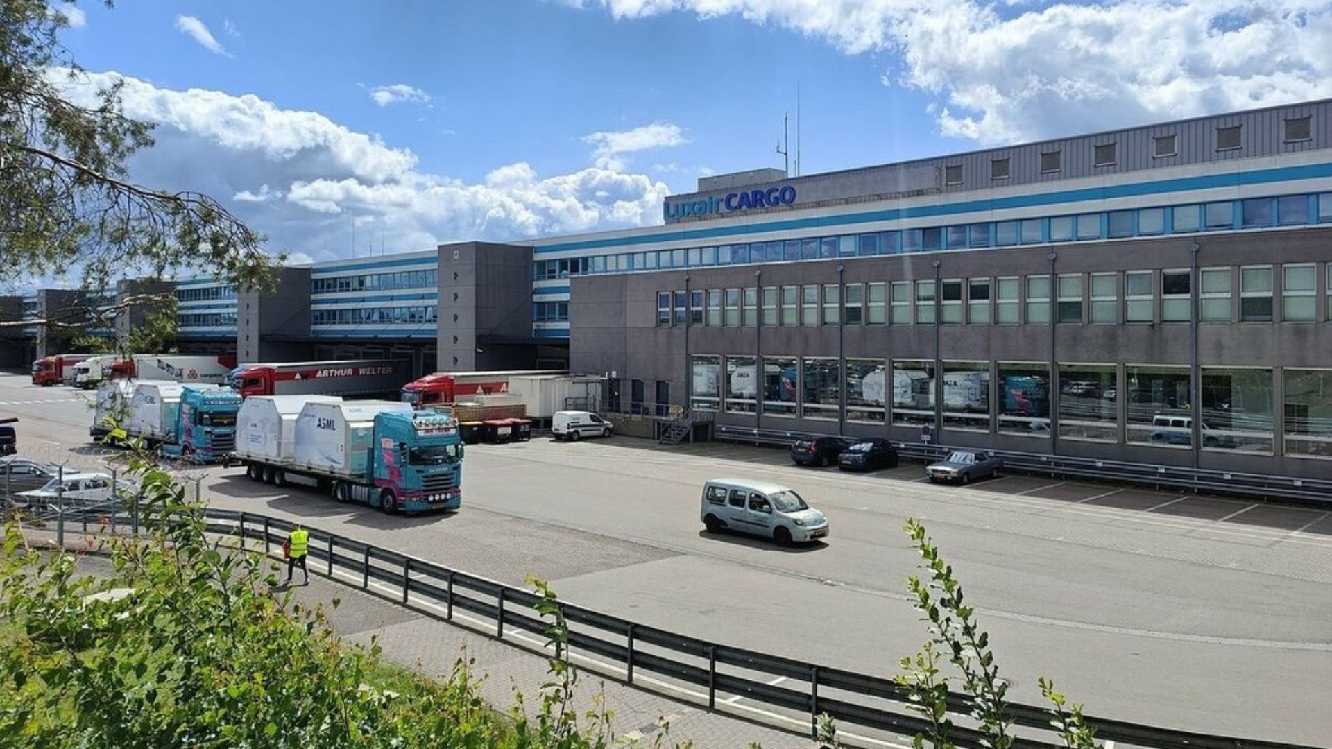deux-licences-attribu-es-1-200-employ-s-du-cargo-center-repris-par-une
