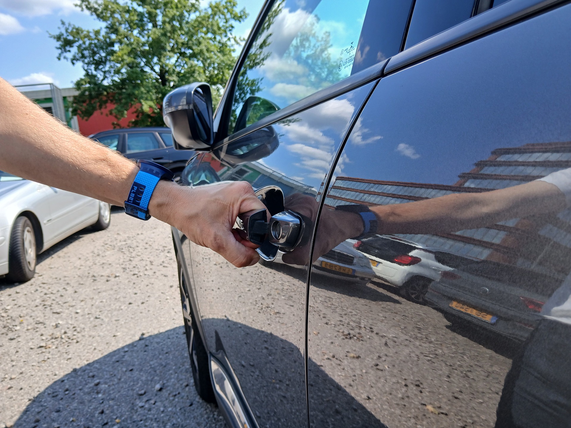 Ils clanchaient les portières à Garnich: Deux voleurs à la roulotte pris sur le fait
