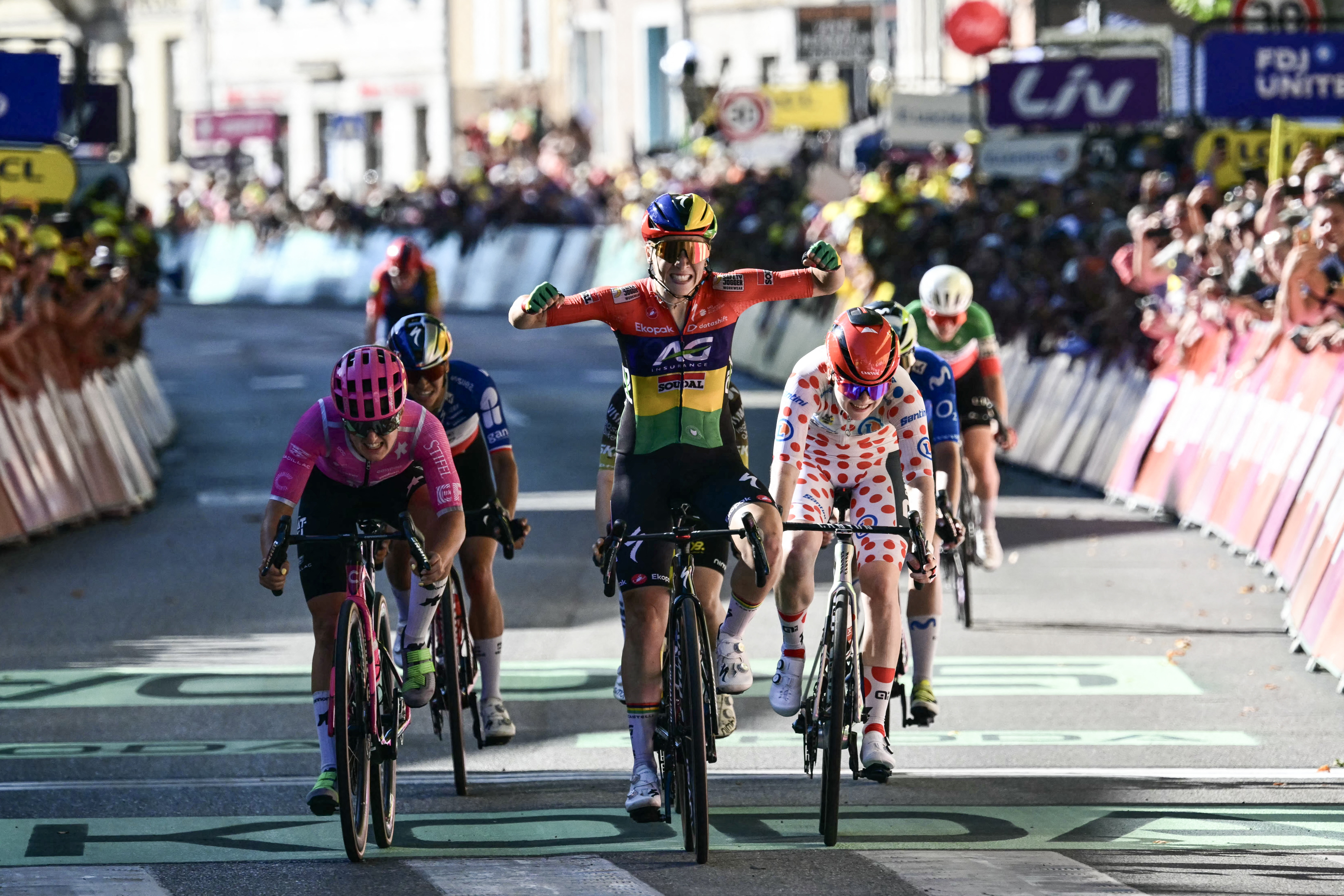 Tour de France Femmes: 6. Etapp: Kim Le Court wënnt aus Echappée eraus, Reusser weider a Giel