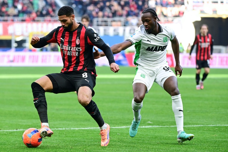Futebol: AC Milan chateado em casa