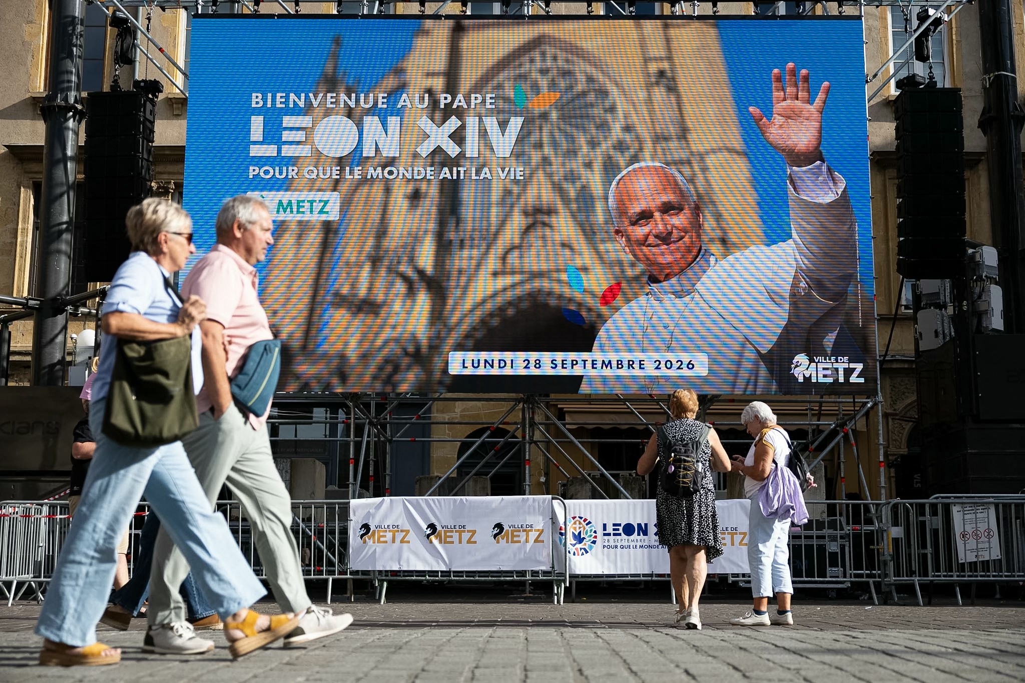 Metz en ébullition: Ils sont venus pour être "autour du pape"