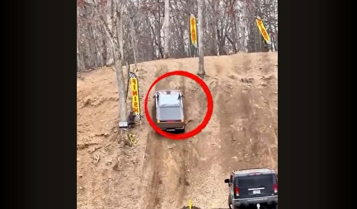La vidéo qui fait mal: Cybertruck, le "pick‑up du futur", battu et humilié par un Hummer de 20 ans