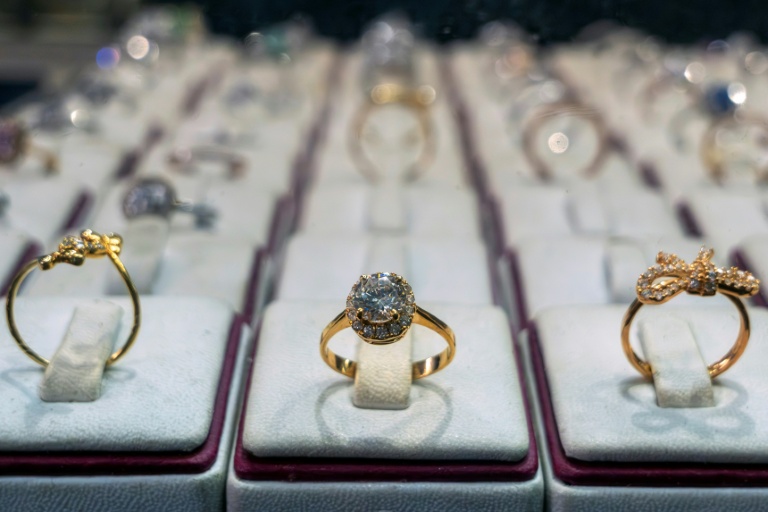 Cambrioleur rusé: Un faux diamant dans la bouche pour voler un vrai