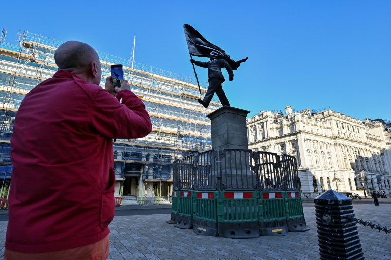 Net wäit vum Buckingham Palace: Nei Banksy-Statu zu London opgedaucht
