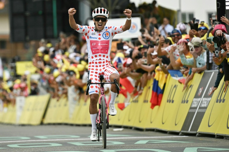 Tour de France: Carapaz remporte l'étape-reine, parcours raccourci dimanche à Paris