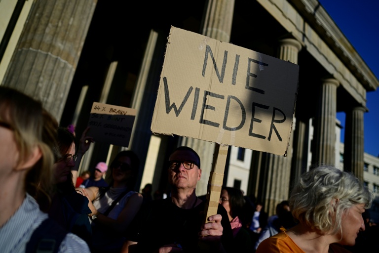 "Zeit zum Handeln: AfD stoppen": Dausenden hunn zu Berlin géint d'AfD-Victoire a Sachsen-Anhalt demonstréiert