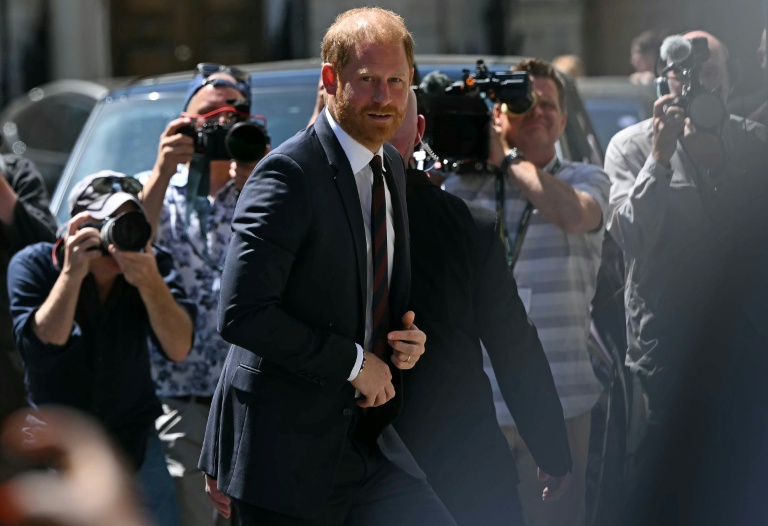 Prozess verluer: Prënz Harry an aner Leit, déi geklot haten, mussen 9,5 Millioune Pond bezuelen