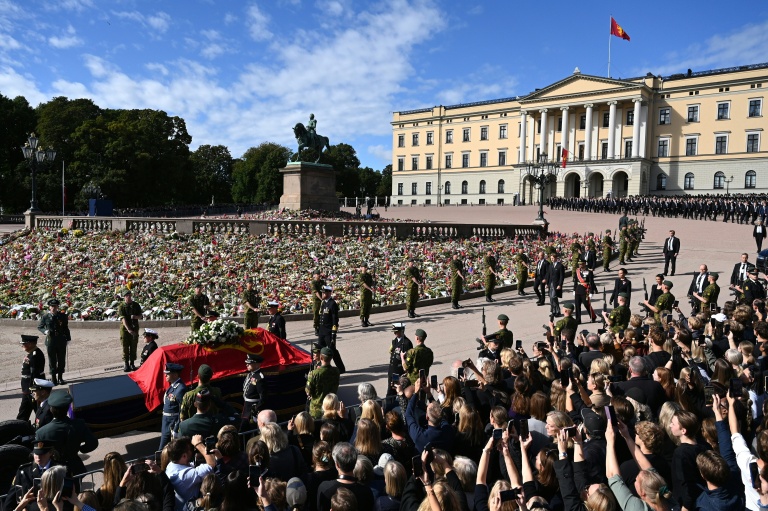 Les adieux au roi Harald V de Norvège: C'était le "grand-père de la nation"