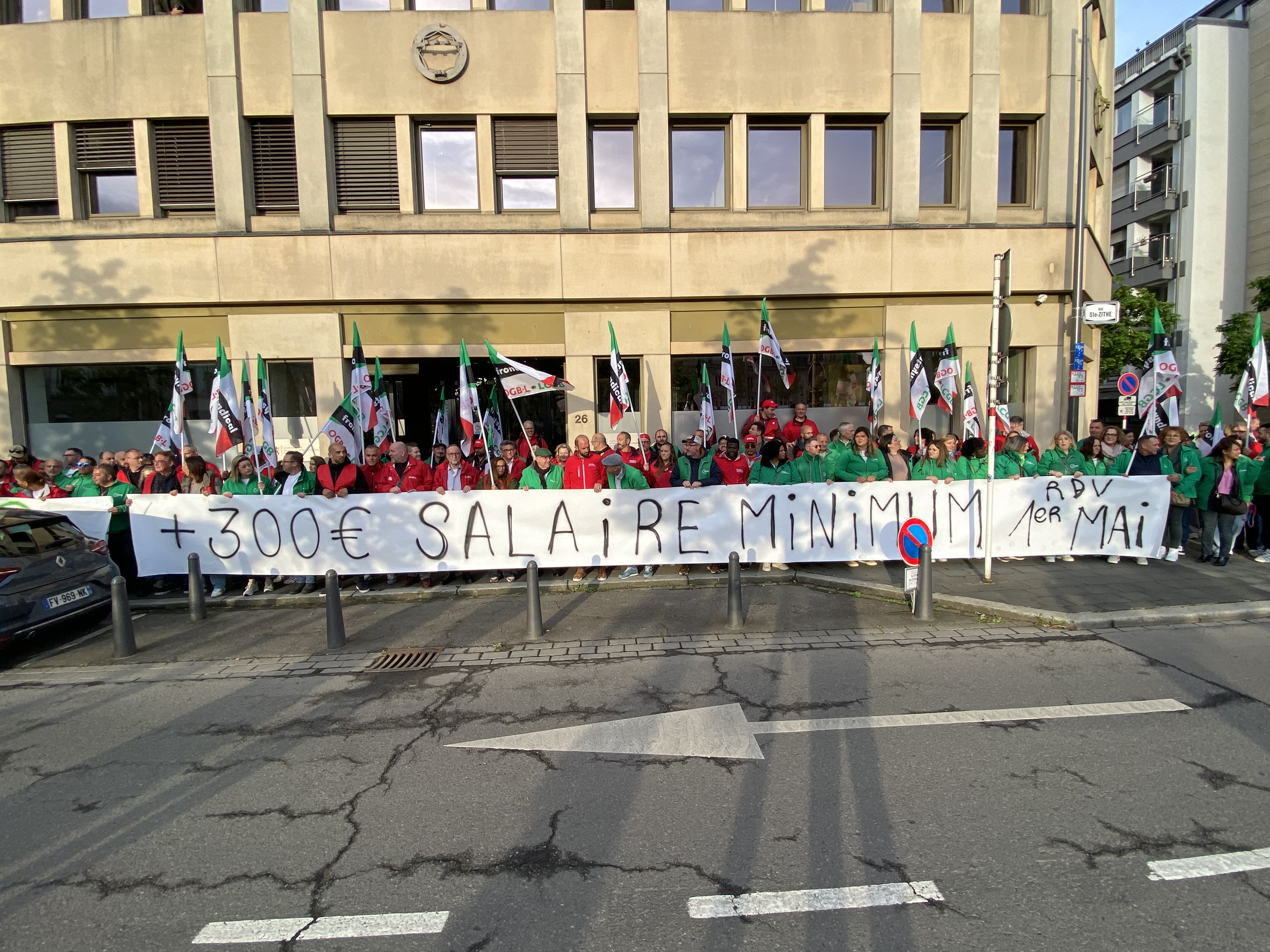 Trade union initiative: More than 100 gather for spontaneous protest outside Labour Ministry