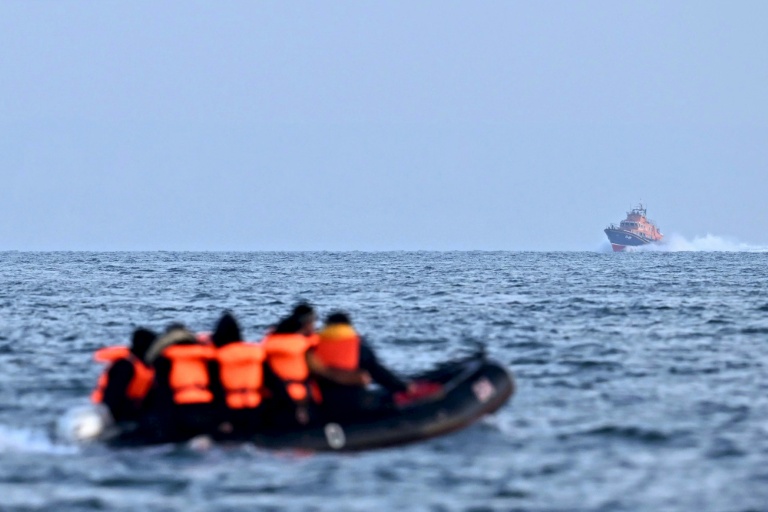 Groussbritannien: Zuel u Migranten am Äermelkanal an éischter Hallschent vum Joer erofgaangen