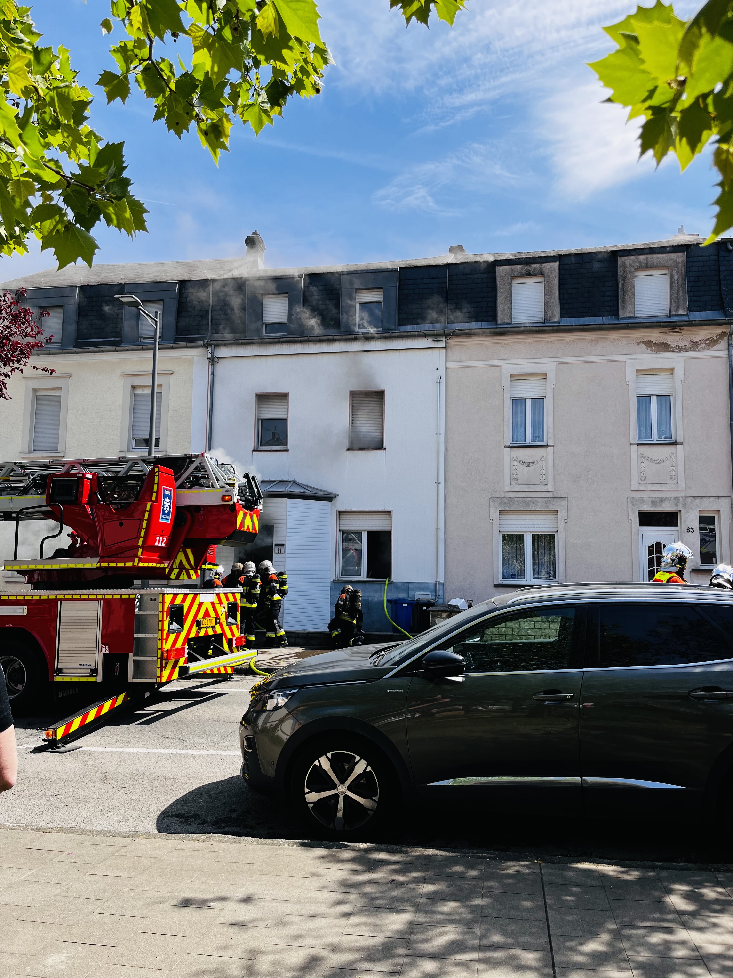 Uewerkuer: Dampentwécklung an engem Haus, Pompjeeën op der Plaz