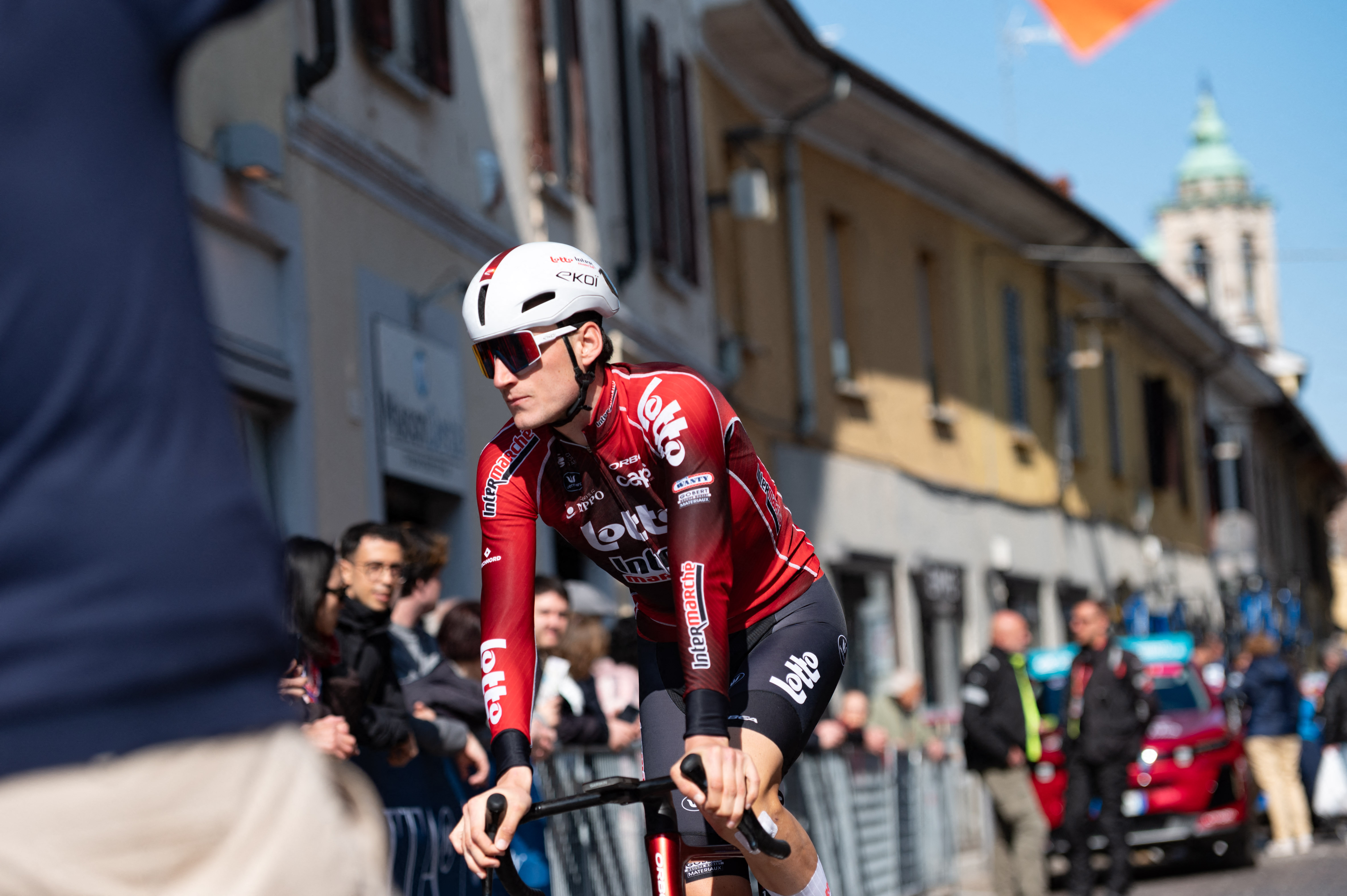 Ekipp a Coureur huelen et net ze eescht: Liam Slock fält beim Feiere vu senger Victoire mam Vëlo iwwer d'Zillinn