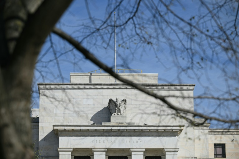 Am Virfeld vun de Midterms: D'US-Zentralbank léisst de Leetzëns vum Dollar onverännert