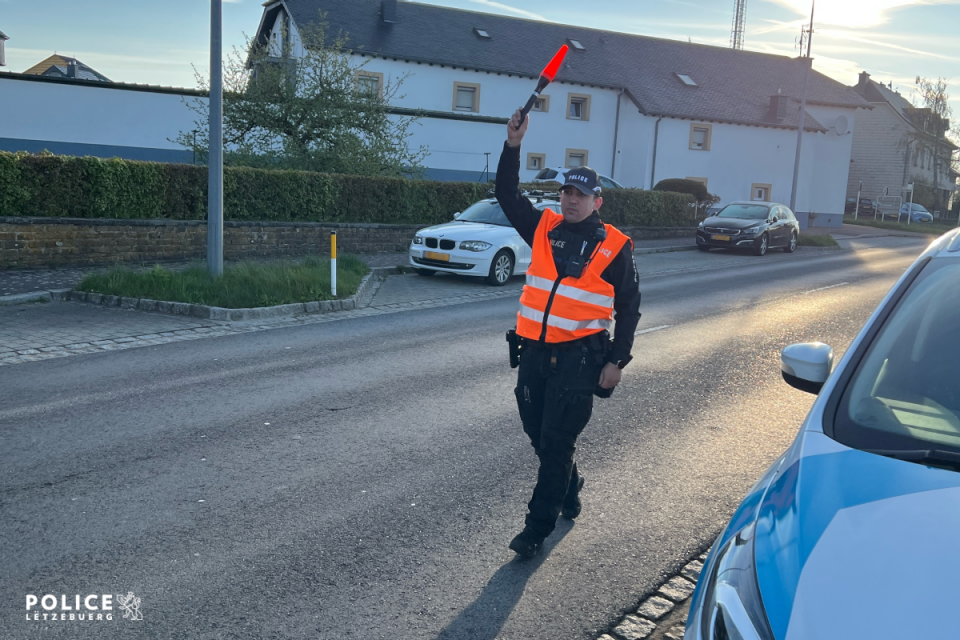 Esch-sur-Alzette: Il prend la fuite et manque de renverser deux policiers