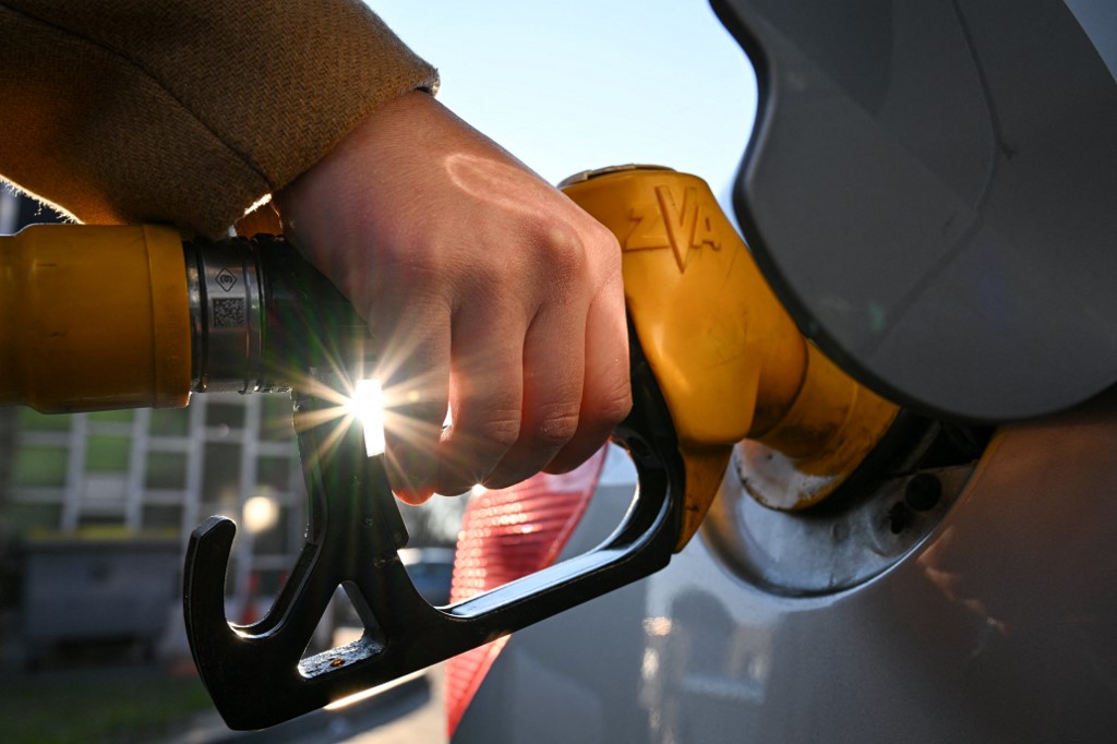 Les tarifs explosent: Prix des carburants plafonnés et taxe sur les raffineries en Tchéquie