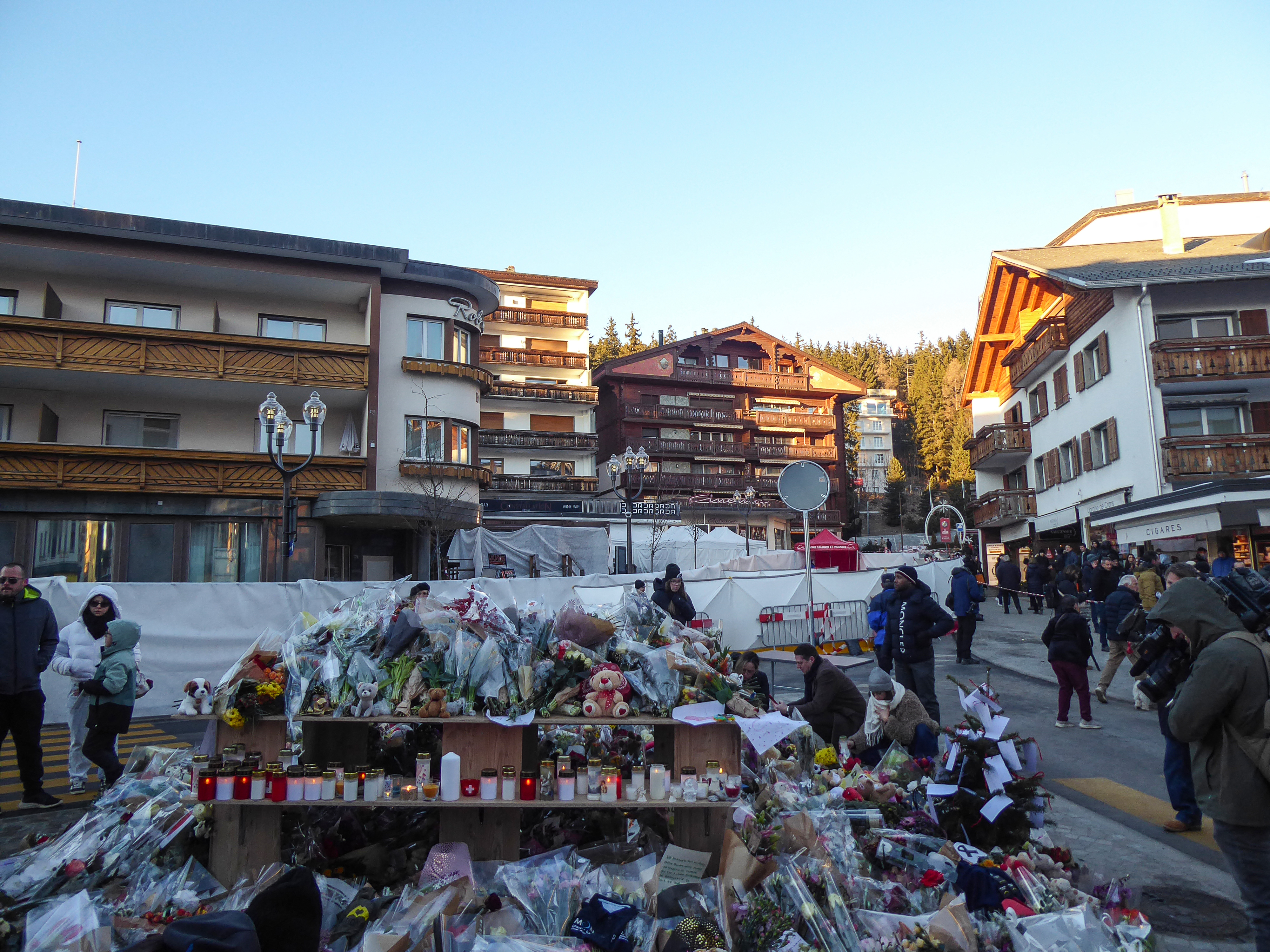 Genee 6 Méint nom déidleche Brand: Aus der zerstéierter Bar zu Crans-Montana gëtt e Jugendzentrum