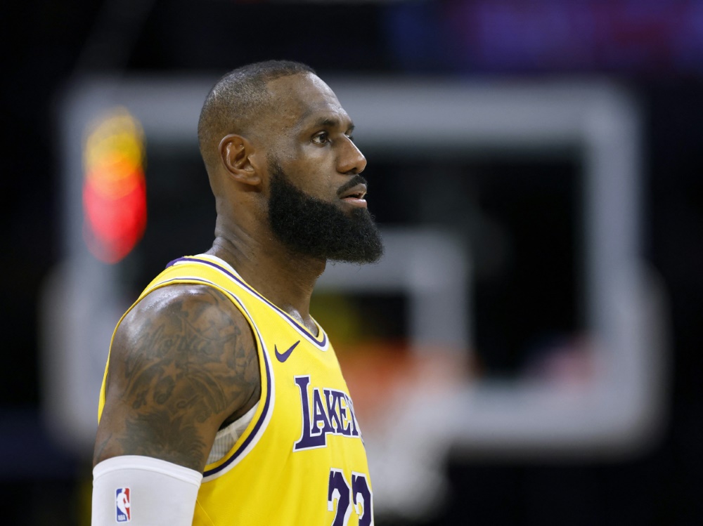 Iwwerraschung an der NBA: LeBron James verléisst L.A. Lakers