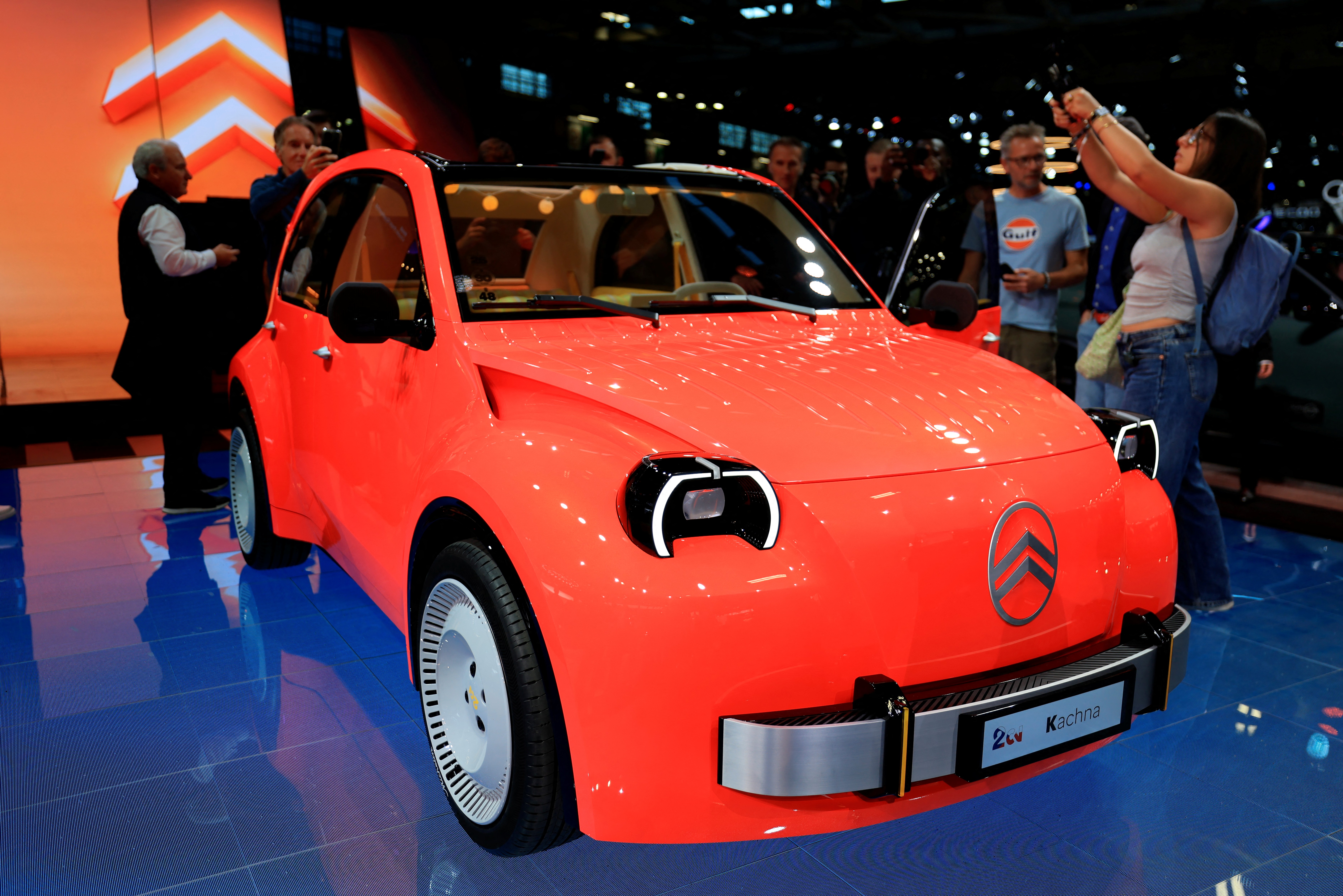 Och de President Macron huet se probéiert: Citroën wëll déi legendär 2CV als Elektroauto zeréckbréngen