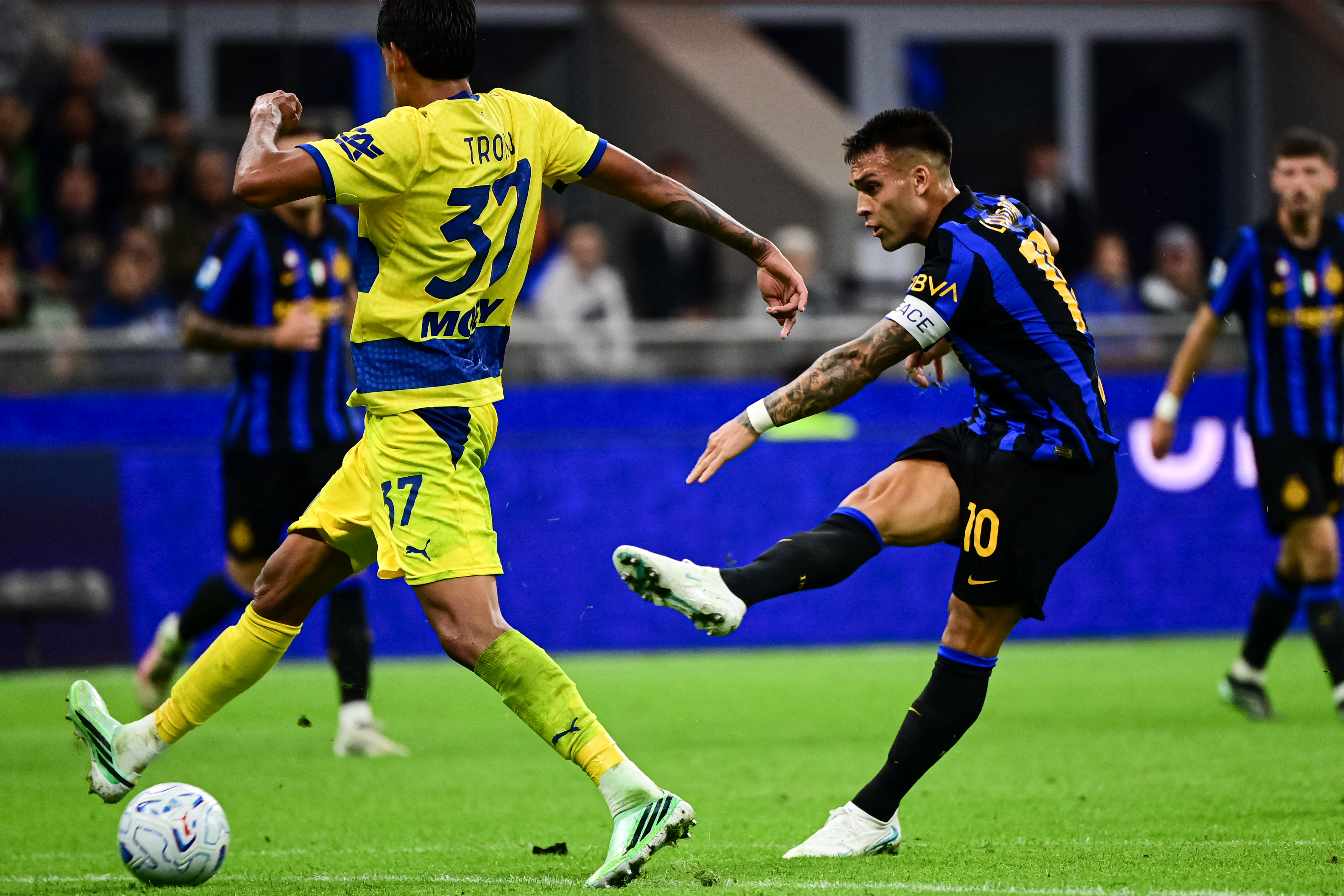 Den Iwwerbléck vum internationale Futtball: Victoire fir Inter Mailand, Barcelona weider ongeschloen