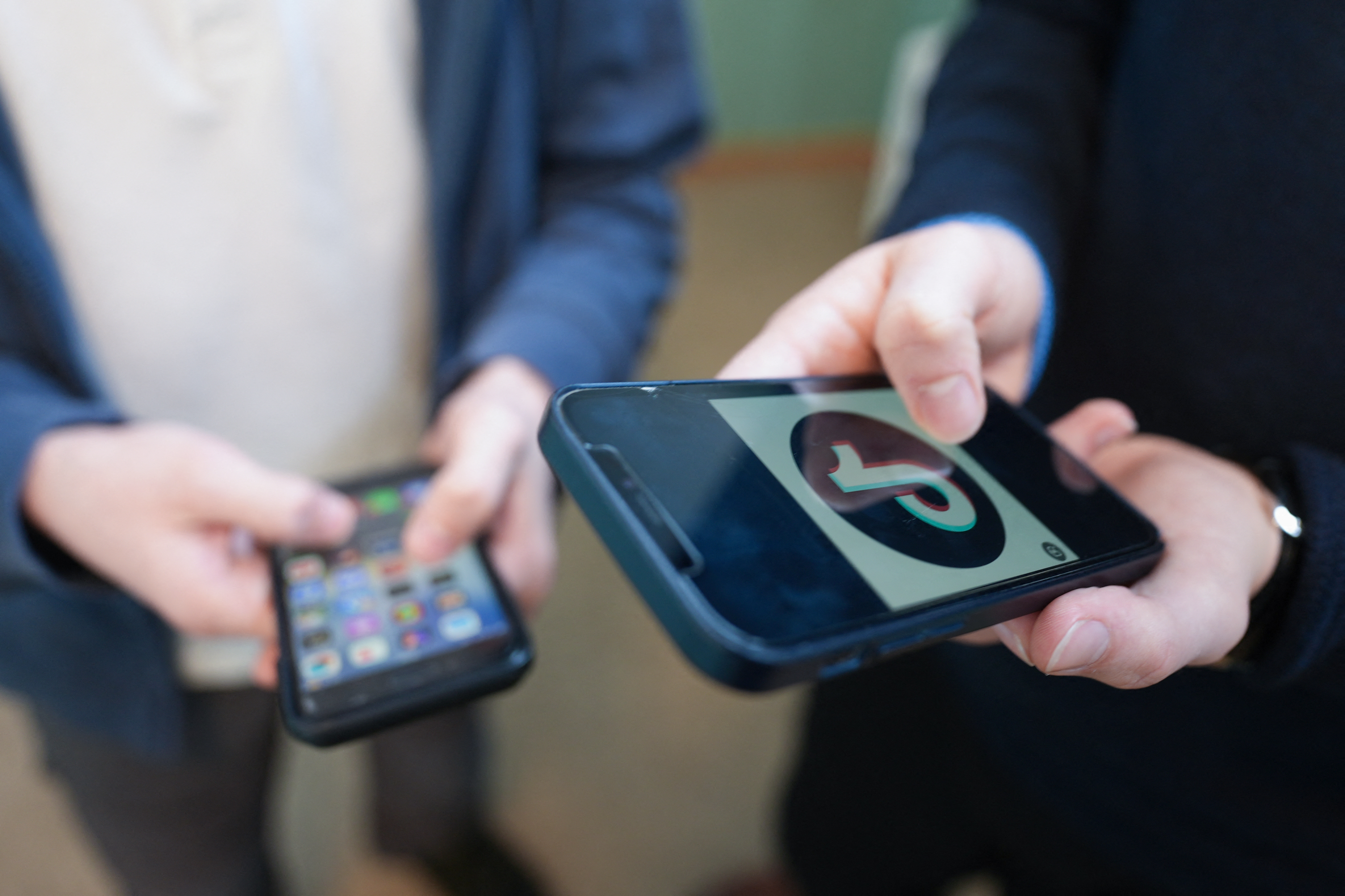 Frankräich: Pläng fir Social Media-Verbuet fir Jonker gouf ausgebremst