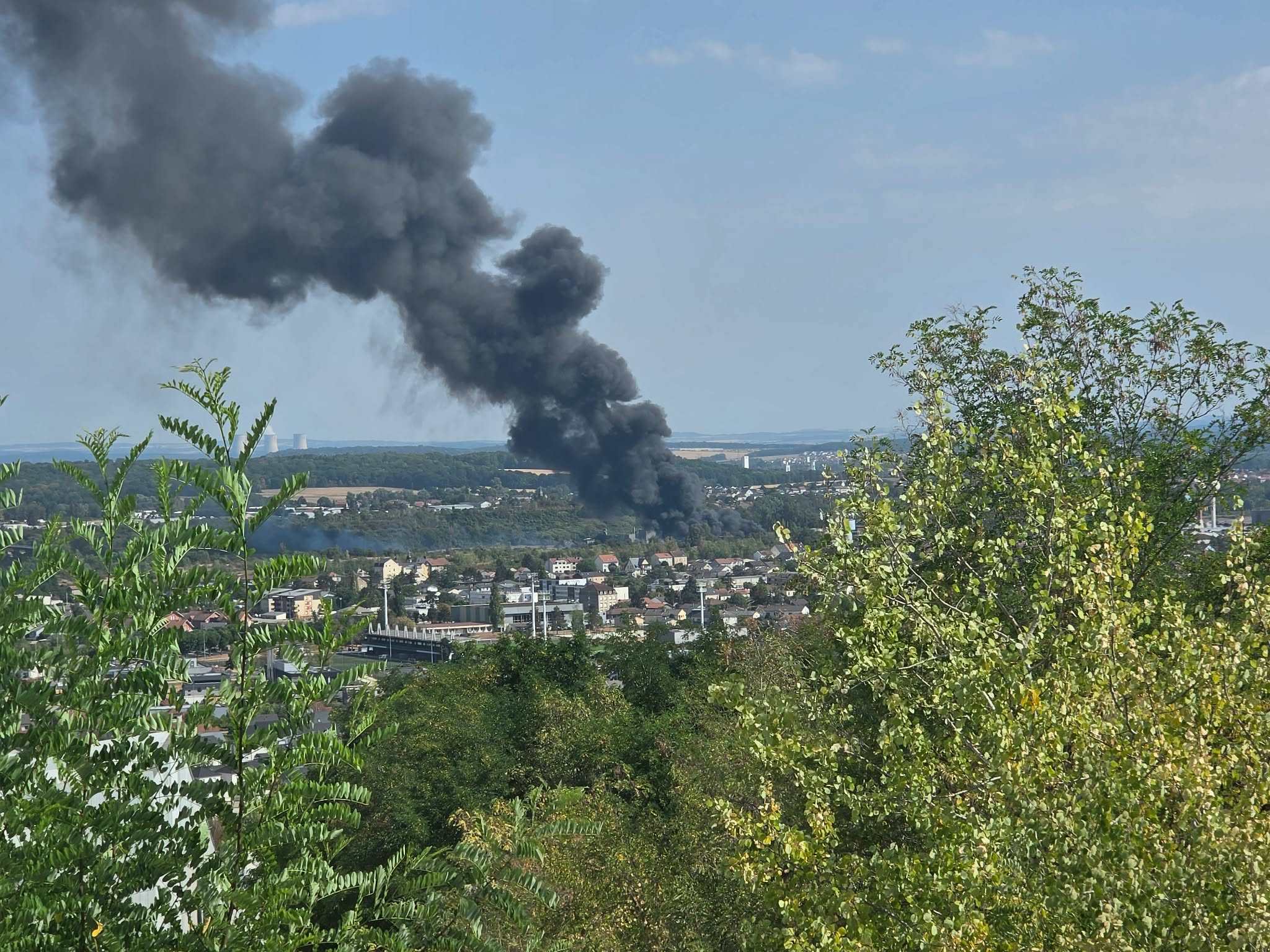 "Fermez vos fenêtres": Important incendie en cours dans la zone industrielle de Gandrange